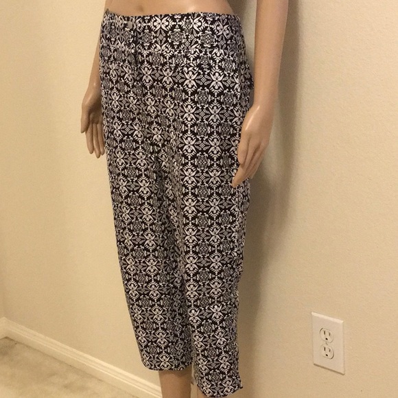 Like new crop pants size 4 - Picture 2 of 4